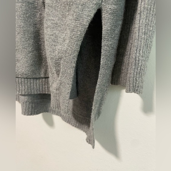 GAP Gray V-Neck Long Sleeve Sweater with Front Pockets Size XS/S - Picture 4 of 8